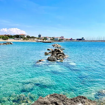 Charming Staying By The Sea דירה